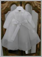 Abito m/lunga Glitter Abito elegante per neonata a manica lunga, modello con corpino in tessuto ricamato paillettes e colletto rotondo, gonna in doppio tulle leggermente più lunga dietro con sottogonna 100% cotone, cintura a fiori da annodare con fiocco in tessuto, allacciatura posteriore a zip. Abito da Battesimo Abito da Cerimonia Neonata
