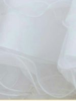 Abito Madreperla Mimilù Elegante abito Mimilù per una cerimonia da protagonista. Modello smanicato dal taglio asimmetrico più corto sul davanti e con coda posteriore, gonna con vari strati di tessuto, doppia fascia in vita con applicazione floreale removibile e sottogonna in tulle, allacciatura posteriore con zip nascosta. Abito Cresima Abito da Cerimonia Ragazza Abito da Cerimonia Bambina Abito Damigella Abito Prima Comunione