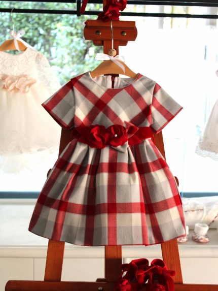 Abito manica corta Abito a mezza manica in tessuto fantasia a quadri, allacciatura posteriore con zip nascosta, elegante cintura in velluto con decori fiori, fodera 100% cotone e vaporosa sottogonna. Made in Italy Natale Lei 2023