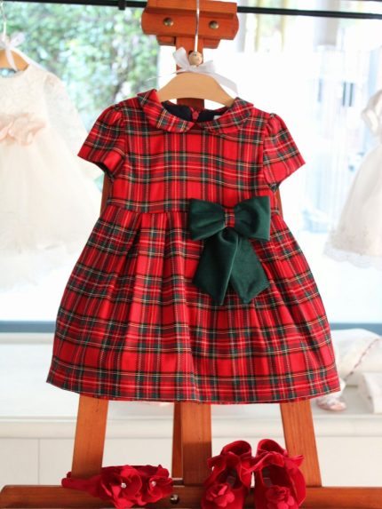 Abito manica corta Abito a mezza manica in tessuto fantasia scozzese, allacciatura posteriore con zip nascosta, elegante spilla/fiocco in velluto, fodera 100% cotone con vaporosa sottogonna. Made in Italy Natale Lei 2023