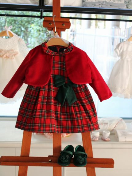 Abito manica corta Abito a mezza manica in tessuto fantasia scozzese, allacciatura posteriore con zip nascosta, elegante spilla/fiocco in velluto, fodera 100% cotone con vaporosa sottogonna. Made in Italy Natale Lei 2023