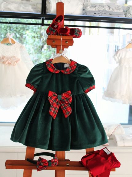 Abito manica corta Abito a mezza manica in velluto verde a colletto a contrasto in tessuto fantasia scozzese, allacciatura posteriore con zip nascosta, elegante spilla/fiocco fantasia scozzese applicata in vita, fodera 100% cotone con vaporosa sottogonna. Made in Italy Natale Lei 2023