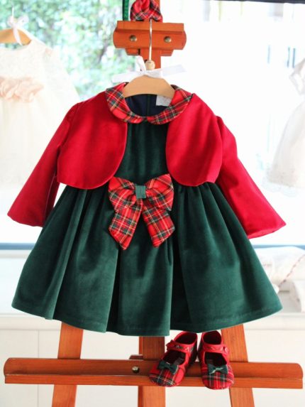 Abito manica corta Abito a mezza manica in velluto verde a colletto a contrasto in tessuto fantasia scozzese, allacciatura posteriore con zip nascosta, elegante spilla/fiocco fantasia scozzese applicata in vita, fodera 100% cotone con vaporosa sottogonna. Made in Italy Natale Lei 2023