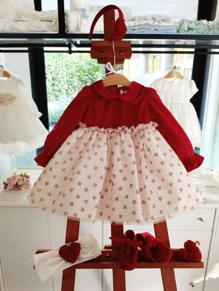 Abito manica lunga Elegante abito per le feste a manica lunga. Modello con corpino in velluto rosso e colletto, gonna in tulle glitterato oro con stampa cuoricini rossi all over e ampia sottogonna che rende l'abito molto vaporoso, in abbinamento spilla con motivo cuore rosso da applicare sul punto vita,allacciatura posteriore con zip nascosta. Made in Italy Natale Lei 2023