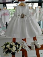 Abito misto lino Margherita Abito smanicato misto lino con ampia sottogonna in tulle e cotone, volant in vita con decoro di spille motivo margherite. Made in Italy Abito da Battesimo Abito da Cerimonia Neonata