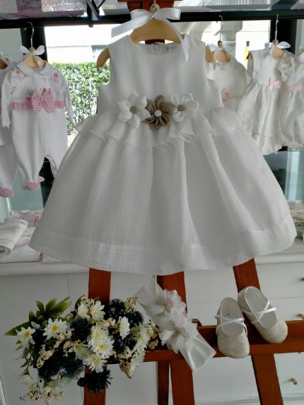 Abito misto lino Margherita Abito smanicato misto lino con ampia sottogonna in tulle e cotone, volant in vita con decoro di spille motivo margherite. Made in Italy Abito da Battesimo Abito da Cerimonia Neonata