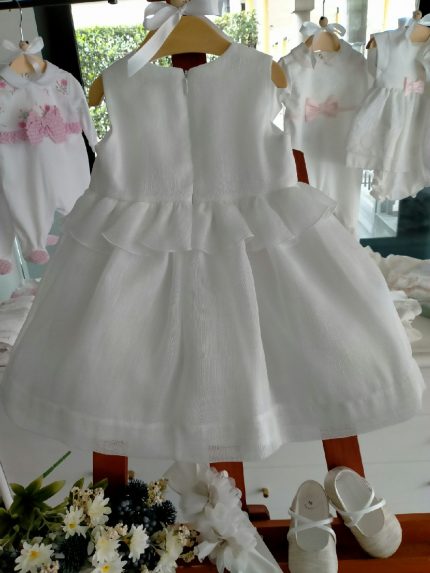 Abito misto lino Margherita Abito smanicato misto lino con ampia sottogonna in tulle e cotone, volant in vita con decoro di spille motivo margherite. Made in Italy Abito da Battesimo Abito da Cerimonia Neonata