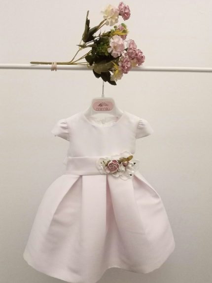 Abito Mughetto Mimilù Abito neonata con manichine corte per Battesimo e cerimonia, confezionato in elegante tessuto Mikado in tinta unita rosa e impreziosito dalla cintura regolabile in vita in raso con applicazione fiorata removibile, l'allacciatura posteriore ha la cerniera nascosta e grosso fiocco, la sottogonna è in cotone/tulle per rendere l'abito più ampio. Abito da Battesimo Abito da Cerimonia Neonata
