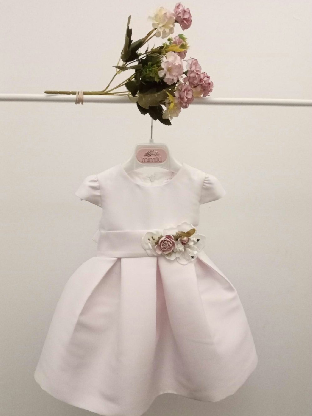 Abito Mughetto Mimilù 319 Abito da Battesimo Abito da Cerimonia Neonata 00 Abito Mughetto Mimilù Abito neonata con manichine corte per Battesimo e cerimonia, confezionato in elegante tessuto Mikado in tinta unita rosa e impreziosito dalla cintura regolabile in vita in raso con applicazione fiorata removibile, l'allacciatura posteriore ha la cerniera nascosta e grosso fiocco, la sottogonna è in cotone/tulle per rendere l'abito più ampio. Abito da Battesimo Abito da Cerimonia Neonata