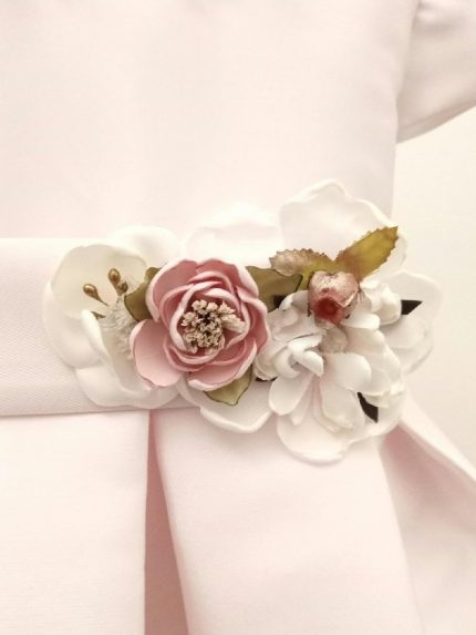 Abito Mughetto Mimilù Abito neonata con manichine corte per Battesimo e cerimonia, confezionato in elegante tessuto Mikado in tinta unita rosa e impreziosito dalla cintura regolabile in vita in raso con applicazione fiorata removibile, l'allacciatura posteriore ha la cerniera nascosta e grosso fiocco, la sottogonna è in cotone/tulle per rendere l'abito più ampio. Abito da Battesimo Abito da Cerimonia Neonata