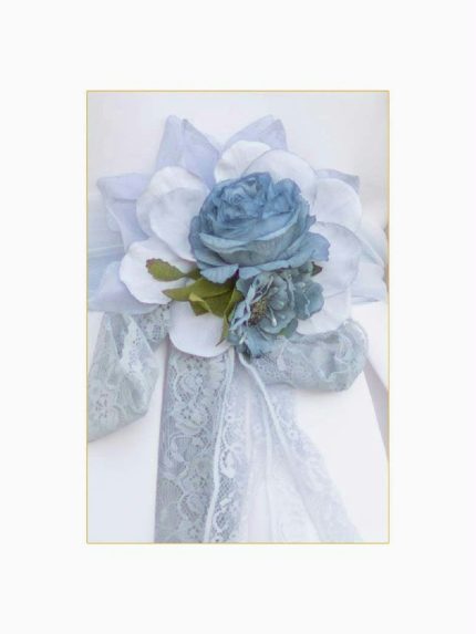 Abito Onice Mimilù Abito da cerimonia per damigella e Comunione. Modello smanicato in tessuto mikado a tinta unita e gonna con pinces, cintura in doppio tulle con applicazione floreale removibile sui toni azzurri, allacciature con zip invisibile sul retro. Abito Cresima Abito da Cerimonia Ragazza Abito da Cerimonia Bambina Abito Damigella Abito Prima Comunione