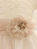 Abito Orchidea Mimilù Abito romantico per neonata adatto a cerimonie e Battesimo, realizzato in organza e tulle. Modello con manichine corte e prezioso corpetto interamente ricamato a fiori tono su tono, allacciatura zip a scomparsa sul retro, ampia gonna a doppio strato,elegante cintura rosa malva in tessuto e pizzo con spilla floreale sul davanti e annodabile a fiocco sul retro. Abito da Battesimo Abito da Cerimonia Neonata