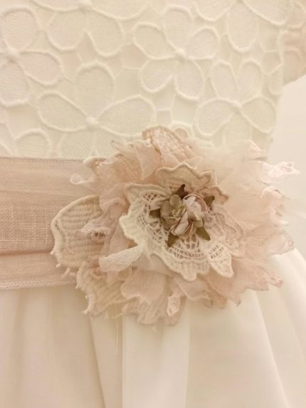 Abito Orchidea Mimilù Abito romantico per neonata adatto a cerimonie e Battesimo, realizzato in organza e tulle. Modello con manichine corte e prezioso corpetto interamente ricamato a fiori tono su tono, allacciatura zip a scomparsa sul retro, ampia gonna a doppio strato,elegante cintura rosa malva in tessuto e pizzo con spilla floreale sul davanti e annodabile a fiocco sul retro. Abito da Battesimo Abito da Cerimonia Neonata