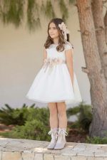 Abito Perla Mimilù Abito romantico perfetto per tutte le cerimonie, realizzato in organza e tulle. Modello con manichine corte e prezioso corpetto interamente ricamato a fiori tono su tono, allacciatura zip a scomparsa sul retro, ampia gonna a doppio strato,elegante cintura rosa malva in tessuto e pizzo con spilla floreale sul davanti e annodabile a fiocco sul retro. Abito Cresima Abito da Cerimonia Ragazza Abito da Cerimonia Bambina Abito Damigella Abito Prima Comunione