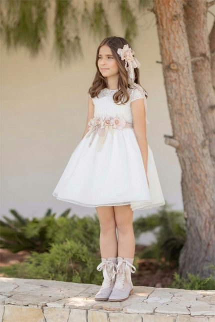 Abito Perla Mimilù Abito romantico perfetto per tutte le cerimonie, realizzato in organza e tulle. Modello con manichine corte e prezioso corpetto interamente ricamato a fiori tono su tono, allacciatura zip a scomparsa sul retro, ampia gonna a doppio strato,elegante cintura rosa malva in tessuto e pizzo con spilla floreale sul davanti e annodabile a fiocco sul retro. Abito Cresima Abito da Cerimonia Ragazza Abito da Cerimonia Bambina Abito Damigella Abito Prima Comunione