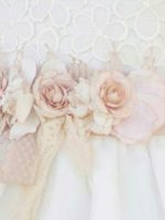 Abito Perla Mimilù Abito romantico perfetto per tutte le cerimonie, realizzato in organza e tulle. Modello con manichine corte e prezioso corpetto interamente ricamato a fiori tono su tono, allacciatura zip a scomparsa sul retro, ampia gonna a doppio strato,elegante cintura rosa malva in tessuto e pizzo con spilla floreale sul davanti e annodabile a fiocco sul retro. Abito Cresima Abito da Cerimonia Ragazza Abito da Cerimonia Bambina Abito Damigella Abito Prima Comunione