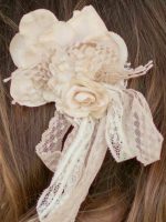 Abito Perla Mimilù Abito romantico perfetto per tutte le cerimonie, realizzato in organza e tulle. Modello con manichine corte e prezioso corpetto interamente ricamato a fiori tono su tono, allacciatura zip a scomparsa sul retro, ampia gonna a doppio strato,elegante cintura rosa malva in tessuto e pizzo con spilla floreale sul davanti e annodabile a fiocco sul retro. Abito Cresima Abito da Cerimonia Ragazza Abito da Cerimonia Bambina Abito Damigella Abito Prima Comunione