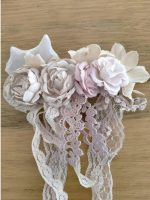 Abito Perla Mimilù Abito romantico perfetto per tutte le cerimonie, realizzato in organza e tulle. Modello con manichine corte e prezioso corpetto interamente ricamato a fiori tono su tono, allacciatura zip a scomparsa sul retro, ampia gonna a doppio strato,elegante cintura rosa malva in tessuto e pizzo con spilla floreale sul davanti e annodabile a fiocco sul retro. Abito Cresima Abito da Cerimonia Ragazza Abito da Cerimonia Bambina Abito Damigella Abito Prima Comunione