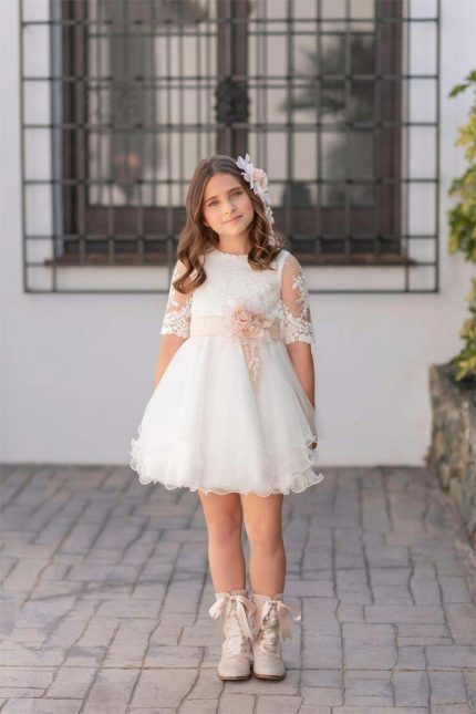 Abito Pietra di Luna Mimilù Abito da damigella e Comunione, manica velata a 3/4 con dettagli in pizzo e corpetto lavorato; cintura in vita pizzo/tulle con decoro fiore removibile;gonna ampia in tulle con motivo rouches, allacciatura posteriore con zip nascosta. Abito da Cerimonia Ragazza Abito da Cerimonia Bambina Abito Damigella Abito Prima Comunione