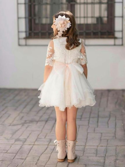 Abito Pietra di Luna Mimilù Abito da damigella e Comunione, manica velata a 3/4 con dettagli in pizzo e corpetto lavorato; cintura in vita pizzo/tulle con decoro fiore removibile;gonna ampia in tulle con motivo rouches, allacciatura posteriore con zip nascosta. Abito da Cerimonia Ragazza Abito da Cerimonia Bambina Abito Damigella Abito Prima Comunione