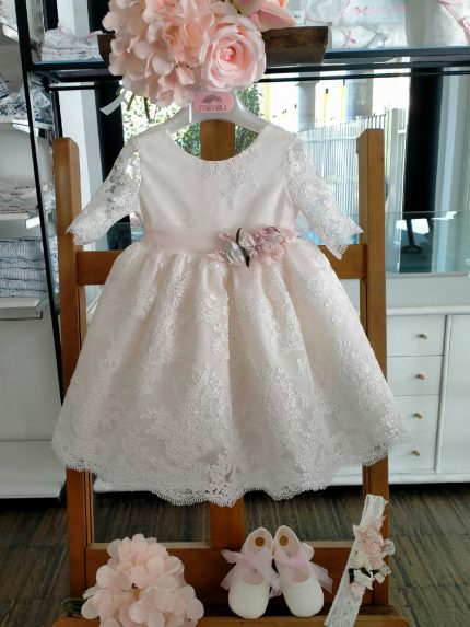 Abito Primula Mimilù Abito da cerimonia e Battesimo color latte, modello in pizzo chantilly con scollo tondo e manichine al gomito, ampia gonna con voluminosa sottogonna in tulle/cotone, scollo a v sul retro con chiusura con zip invisibile. Cintura in organza color rosa tenue con applicazione floreale removibile e maxi fiocco annodabile con ampi lembi sul retro. Abito da Battesimo Glam Abito da Cerimonia Neonata