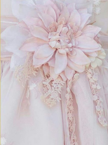 Abito Red Diamond Mimilù Elegante abito da cerimonia per damigella e Comunione, realizzato in pregiato tulle e pizzo. Modello smanicato doppiato in tulle ricamato con preziosa cintura in doppia organza con applicazione floreale removibile annodabile a fiocco sul retro con ampi lembi, tripla sottogonna in tulle e cotone, allacciatura con zip a scomparsa sul retro. Abito Cresima Abito da Cerimonia Ragazza Abito da Cerimonia Bambina Abito Damigella Abito Prima Comunione