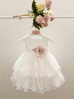 Abito Rosa Mimilù Abito da cerimonia e Battesimo color latte, modello smanicato in misto cotone con gonna in tulle multistrato, ampio girocollo davanti e chiusura con zip invisibile sul retro. Nastro rosa in vita con applicazione floreale e maxi fiocco sul retro. Abito da Battesimo Abito da Cerimonia Neonata