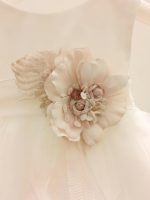 Abito Rosa Mimilù Abito da cerimonia e Battesimo color latte, modello smanicato in misto cotone con gonna in tulle multistrato, ampio girocollo davanti e chiusura con zip invisibile sul retro. Nastro rosa in vita con applicazione floreale e maxi fiocco sul retro. Abito da Battesimo Abito da Cerimonia Neonata