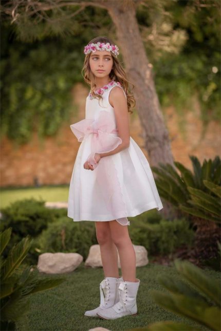 Abito Rubino Mimilù Elegante abito smanicato Mimilù in mikado bianco, girocollo e scollo a V posteriore interamente bordati da piccole decorazioni floreali, gonna morbida con pinces e cintura in vita in organza con maxi fiocco. Abito Cresima Abito da Cerimonia Ragazza Abito da Cerimonia Bambina Abito Damigella Abito Prima Comunione
