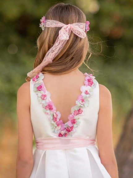 Abito Rubino Mimilù Elegante abito smanicato Mimilù in mikado bianco, girocollo e scollo a V posteriore interamente bordati da piccole decorazioni floreali, gonna morbida con pinces e cintura in vita in organza con maxi fiocco. Abito Cresima Abito da Cerimonia Ragazza Abito da Cerimonia Bambina Abito Damigella Abito Prima Comunione