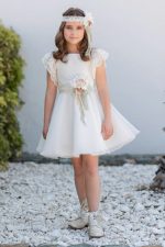 Abito Smeraldo Mimilù Abito da cerimonia modello per damigella e prima comunione. L'abito è in organza color latte e presenta scollo quadrato e maniche con rouches in pizzo. L'abito ha cinta in tulle e in pizzo verde menta con spilla removibile. Sulla spilla sono applicati fiori interamente realizzati in tessuto sui toni del panna e glicine e nastrini ecrù e oro. Abito da Cerimonia Ragazza Abito da Cerimonia Bambina Abito Damigella Abito Prima Comunione