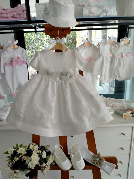 Abito Soffio Abito elegante a manichine corte, con corpino in tessuto a tinta unita, gonna doppiata in voile devorè con stampa fiori tono su tono, cintura in tessuto con decoro fiori, ampia sottogonna in tulle. Made in Italy. Abito da Battesimo Abito da Cerimonia Neonata