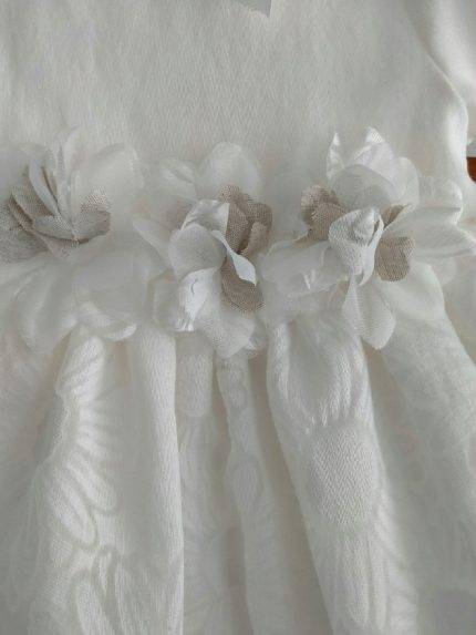 Abito Soffio Abito elegante a manichine corte, con corpino in tessuto a tinta unita, gonna doppiata in voile devorè con stampa fiori tono su tono, cintura in tessuto con decoro fiori, ampia sottogonna in tulle. Made in Italy. Abito da Battesimo Abito da Cerimonia Neonata