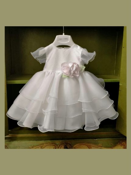 Abito Sogno Teto e Tatta Abito elegante per neonata con manichine corte in tulle, gonna a balze in voile, sottogonna in cotone e tulle, fiore applicato in vita, allacciatura posteriore zippata con cintura in tessuto. Abito da Battesimo Lista Nascita Abito da Cerimonia Neonata Corredino