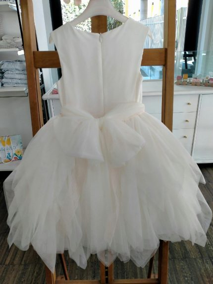 Abito Terra Mimilù Abito smanicato con corpino doppiato in tulle e voluminosa gonna con ampio rivestimento in tulle multistrato a pieghe, scollatura rotonda, apertura posteriore con zip nascosta, cintura bianca in organza con nastro in pizzo rosa salmone annodabile sul retro con un grande fiocco e ampi lembi, raffinata spilla floreale dai toni tenui e pastello - rosa antico e celeste polvere - con dettagli in tulle applicati. Abito da Cerimonia Ragazza Abito da Cerimonia Bambina Glam Abito Prima Comunione
