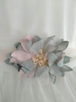 Abito Terra Mimilù Abito smanicato con corpino doppiato in tulle e voluminosa gonna con ampio rivestimento in tulle multistrato a pieghe, scollatura rotonda, apertura posteriore con zip nascosta, cintura bianca in organza con nastro in pizzo rosa salmone annodabile sul retro con un grande fiocco e ampi lembi, raffinata spilla floreale dai toni tenui e pastello - rosa antico e celeste polvere - con dettagli in tulle applicati. Abito da Cerimonia Ragazza Abito da Cerimonia Bambina Glam Abito Prima Comunione