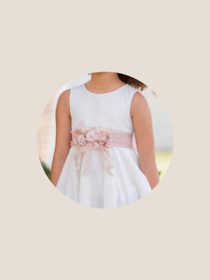 Abito Topazio Mimilù Abito da cerimonia smanicato in misto cotone color latte. Modello smanicato con gonna morbida, cintura in pizzo e tulle con applicazione floreale removibile e maxi fiocco sul retro. Apertura con zip invisibile sul retro. Abito Cresima Abito da Cerimonia Ragazza Abito da Cerimonia Bambina Abito Damigella Abito Prima Comunione