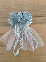 Abito Turchese Mimilù Elegante abito Mimilù per cerimonie indimenticabili. Modello smanicato dal taglio asimmetrico più corto sul davanti e con coda posteriore, corpetto doppiato in tulle con roselline in organza applicate, gonna con varie balze di tulle, sottogonna con crinolina, cintura in doppio tulle con applicazione floreale removibile, allacciatura posteriore con zip nascosta. Abito Cresima Abito da Cerimonia Ragazza Abito da Cerimonia Bambina Abito Prima Comunione