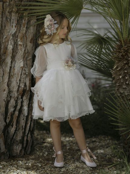 Abito Venere Mimilù Elegante abito Mimilù per una cerimonia da protagonista. Modello in tulle con gonna a balze con vari strati di tessuto, scollo rotondo, apertura con zip nascosta sul retro. Particolare elegante della manica in tulle aperta a tulipano, cintura in tulle panna con applicazione floreale removibile nei toni del rosa e allacciatura posteriore con maxi fiocco. Abito da Cerimonia Ragazza Abito da Cerimonia Bambina Glam Abito Damigella Abito Prima Comunione