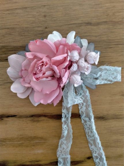 Acconciatura Luna Mimilù Elegante acconciatura in pizzo color verde salvia con fiori in tessuto nelle tonalità tenui rosa-rosa chiaro-panna, da abbinare agli abiti da cerimonia Luna.