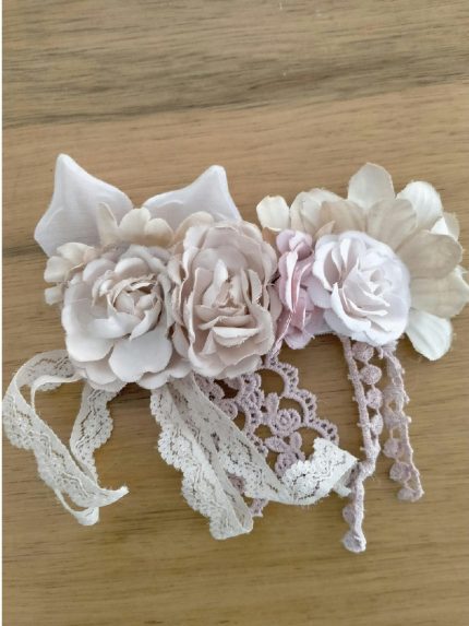 Acconciatura Perla Mimilù Elegante acconciatura, per bimba e ragazza, in pizzo con fiore in tessuto da abbinare agli abiti da cerimonia Perla. Accessori Cerimonia