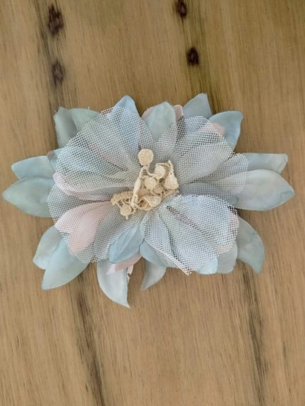 Acconciatura Terra Mimilù Elegante acconciatura in pizzo con fiore in tessuto da abbinare agli abiti da cerimonia Terra.