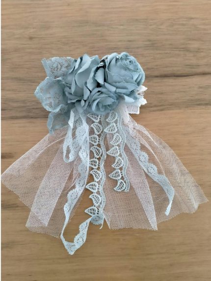 Acconciatura Turchese Mimilù Elegante acconciatura, per bimba e ragazza, in pizzo con fiore in tessuto da abbinare agli abiti da cerimonia Turchese. Accessori Cerimonia