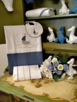 Asciugamano spugna Vela Quadrato spugna – 100% cotone – con cappuccio in tessuto fantasia Vela, profili in tessuto tinta unita color jeans. Made in Italy. Lista Nascita Corredino