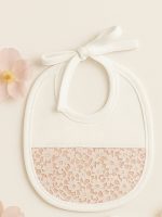 Bavaglino neonata Fiaba Rosa Bavaglino neonata in piquet millerighe con dettaglio macramè - Eleganza e comfort firmati Teto e Tatta Nursery Lista Nascita Idea Regalo Corredino
