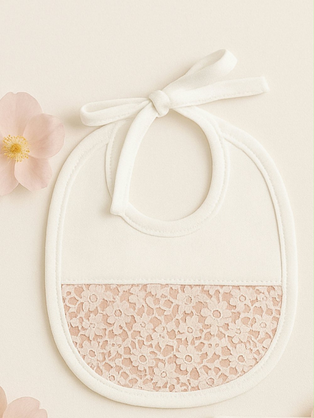 Bavaglino neonata Fiaba Rosa BA7350 Nursery Lista Nascita Idea Regalo Corredino 00 Bavaglino neonata Fiaba Rosa Bavaglino neonata in piquet millerighe con dettaglio macramè - Eleganza e comfort firmati Teto e Tatta Nursery Lista Nascita Idea Regalo Corredino
