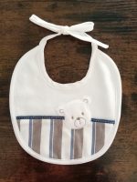 Bavetta neonato Vaniglia Bavetta neonato fantasia rigata, in interlock – 100% cotone – con patch orsetto applicata. Lista Nascita Corredino Essenziali Nascita