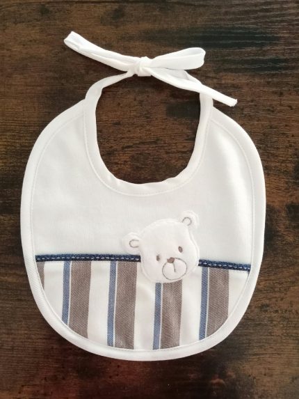 Bavetta neonato Vaniglia Bavetta neonato fantasia rigata, in interlock – 100% cotone – con patch orsetto applicata. Lista Nascita Corredino Essenziali Nascita