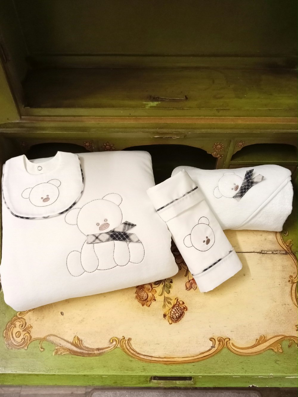 Bavetta Soffice Orsetto Bavetta per neonato in cotone piquet con ricamo orsetto e bordo a quadri - Made in Italy Made in Italy Nursery Lista Nascita Nascita Lui Idea Regalo Corredino