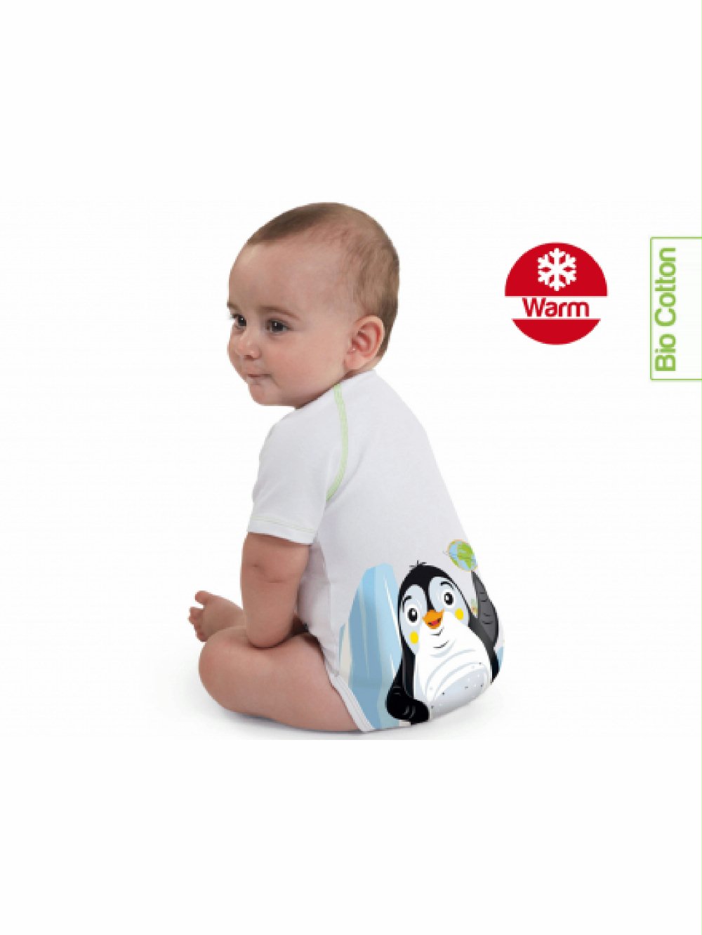 Body 0-36m Caldo Cotone Bio Pinguino 10904 00 Body 0-36m Caldo Cotone Bio Pinguino Un body unico che ti permette di fare bene all'ambiente e al tuo portafoglio perché veste il tuo bimbo dalla nascita fino ai 3 anni. I body J BIMBI in caldo cotone biologico sono perfetti per la stagione invernale: grazie alla loro eccezionale traspirabilità restano caldi in inverno senza sudare e la mezza manica è l'ideale sia sotto ai vestiti che da sola. I body J BIMBI sono in cotone biologico, realizzati senza l'utilizzo di trattamenti chimici che potrebbero irritare la pelle delicata del neonato e permettono quindi di proteggerla da irritazioni e arrossamenti.